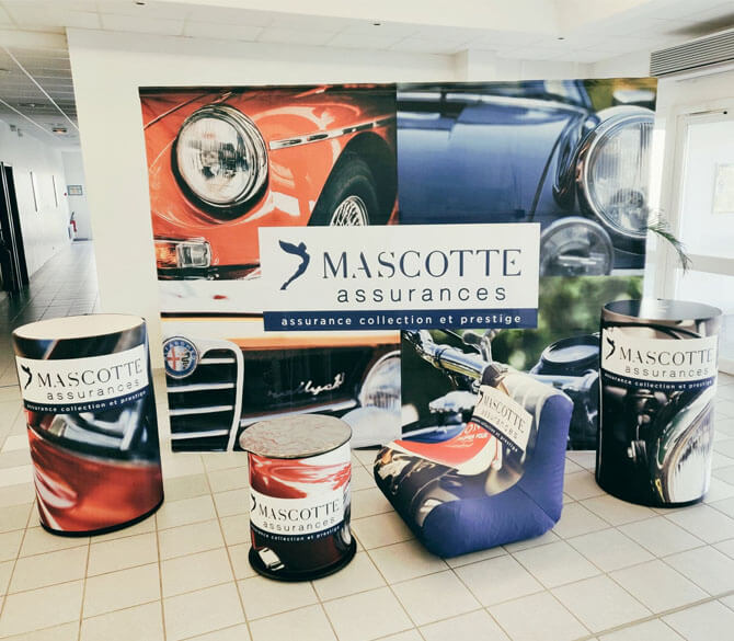 stand parapluie avec du mobilier gonflable Un stand parapluie pour Mascotte Assurance & sa gamme de mobilier gonflable